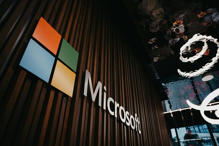 Big Techs em movimento: Microsoft domina a nuvem, China desafia Nvidia e IA transforma saúde e mobilidade


