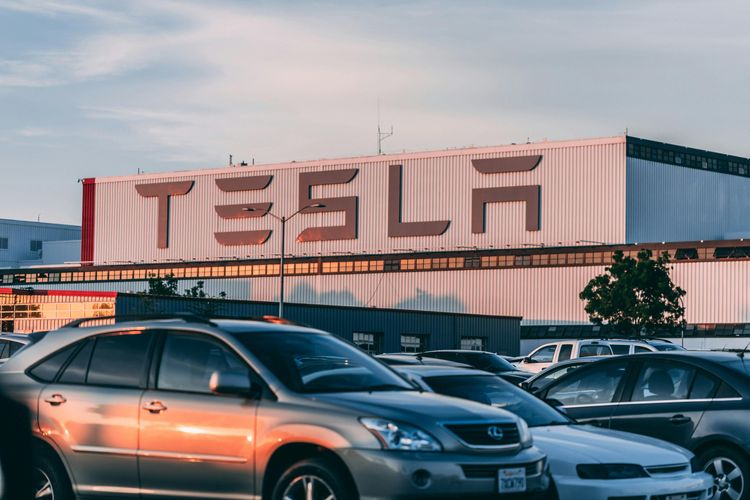 Inteligência artificial acelera disputas entre Big Techs: Meta, OpenAI, Apple e Tesla em foco
