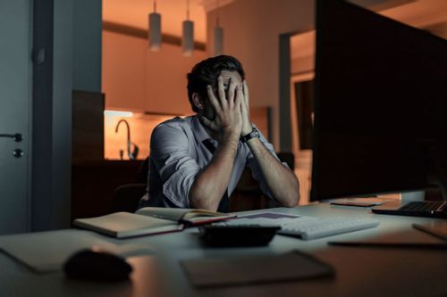Quem deveria engajar está desgastado: líderes em modo sobrevivência