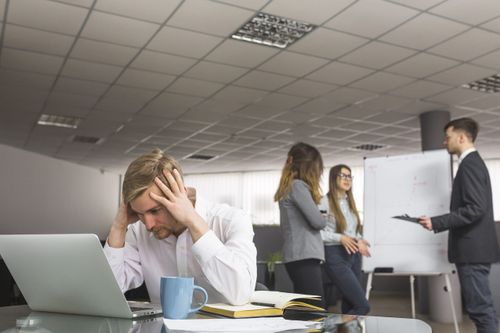 Risco psicossocial triplica nas empresas e liderança é linha de frente